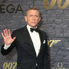 Daniel Craig w smokingu wita fanów. Czekamy, kiedy nowy Bond pojawi się na ekranie.