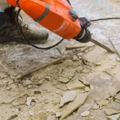 Jak skuwać kafelki skutecznie i bez zbędnego wysiłku