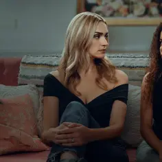 Ginny & Georgia: dwie kobiety siedzą na kanapie, patrząc w różne strony, w tle widać salon.