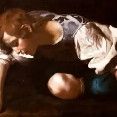 Chłopiec pochylony nad dzbanem, z burzą rudych włosów, w białej koszuli. Jeden z Caravaggio najsłynniejsze obrazy.