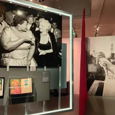 Wystawa poświęcona Marilyn Monroe i jej filmom. Ikona kina w towarzystwie Elli Fitzgerald.