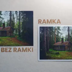 Dwa zdjęcia leśnej chatki: jedno bez ramki, drugie z białą ramką. Różne formaty zdjęć podkreślają detale.