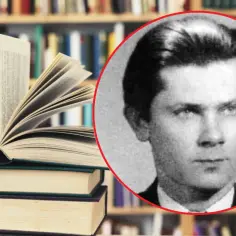 Portret młodego mężczyzny i stos książek na tle biblioteki. Obraz nawiązuje do przesłanie pana cogito interpretacja.