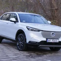 Biały Honda HR-V 2025 na tle drzew. Elegancki SUV gotowy na przygodę.
