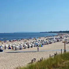 Słoneczny dzień na plaży, tłumy ludzi, leżaki i parawany. Woda w Bałtyku zachęca do kąpieli, pewnie ma idealne ile stopni ma Bałtyk latem.