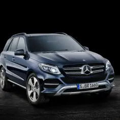 Elegancki, ciemnoniebieski Mercedes GLE 2026 z chromowanymi detalami i nowoczesnymi światłami, prezentowany na ciemnym tle.