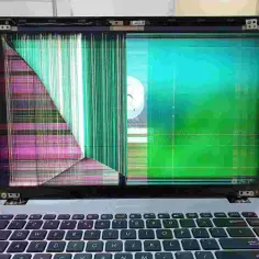 Uszkodzony ekran laptopa z kolorowymi pasami. Zastanawiasz się, jak zresetować ekran komputera, gdy jest tak zniszczony?