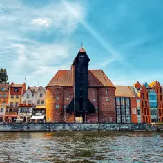 Widok na Motławę w Gdańsku, gdzie widać historyczne kamienice i Żuraw. Czy w Gdańsku jest morze? Tak, to portowe miasto nad Bałtykiem!