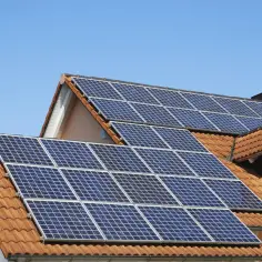 Panele fotowoltaiczne na dachu domu, idealne do optymalizacji zużycia energii w ramach taryfy G12w godziny.
