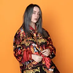 Billie Eilish w kolorowej bluzie, jak z tekstu "wish you were gay".