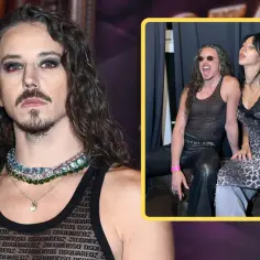 Michał Szpak z żoną, wokalista w błyszczącym topie i skórzanych spodniach, obok partnerki w panterkowej sukience.