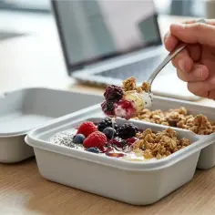 Zdrowa dieta pudełkowa Bełchatów: jogurt z owocami i granolą, idealny posiłek do pracy.