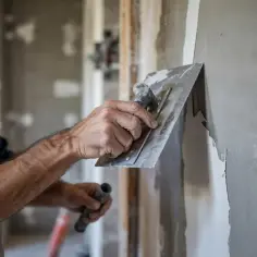 Jak połączyć stary tynk z nowym, aby uniknąć pęknięć i problemów