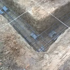 Zbrojenie fundamentów w wykopie. Czekamy aż fundament schnie, by móc kontynuować budowę.