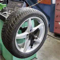 Jakie ciśnienie w oponach 215/45 R17? Uniknij błędów i zadbaj o bezpieczeństwo!