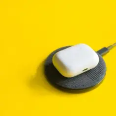Jak naładować słuchawki bezprzewodowe bez ładowarki - proste metody