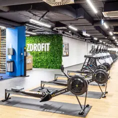 Nowoczesna siłownia ZDROFIT z rzędami bieżni, orbitreków i wioślarzy. Czy ZDROFIT honoruje Multisport? Sprawdź!