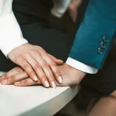 Dłonie na biurku, subtelny dotyk. Czy romans w pracy powinien być regulowany przez politykę firmy?