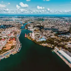 Widok na miasto i port na Dominikanie. Zastanawiasz się, ile godzin lotu na Dominikanę?