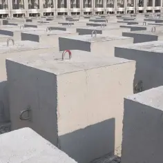 Betonowe sześciany z uchwytami, gotowe do transportu. Ile m2 zajmie 1 kubik betonu?