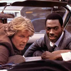 Eddie Murphy i Nick Nolte w kultowych filmach, jadący kabrioletem.