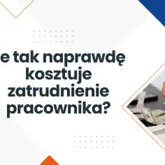 Dłonie liczące pieniądze na tle tekstu o kosztach zatrudnienia.