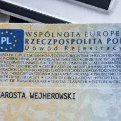 Zgubiony dowód rejestracyjny? Na zdjęciu fragment dokumentu z pieczątką "STAROSTA WEJHEROWSKI".