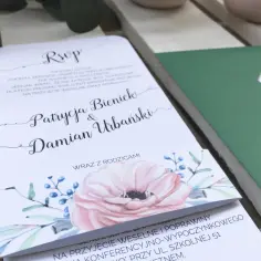 Zaproszenie ślubne z imionami Patrycja i Damian. Na dole kwiatowy motyw. Pytanie, czy osoba towarzysząca płaci za siebie, jest kluczowe dla organizacji przyjęcia.