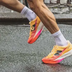 Biegacz w kolorowych butach do biegania, gotowy na intensywny trening hiit.