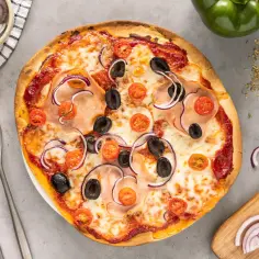 Jak długo piec gotowy spód do pizzy, by uniknąć zakalca?