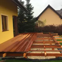 Z czego zbudować taras ogrodowy – porównanie materiałów, wady i zalety