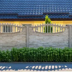 Ile kosztuje montaż płotu betonowego? Sprawdź, co wpływa na cenę