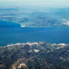 Widok z lotu ptaka na Cieśninę Gibraltarską. Widać, że Hiszpania leży nad oceanem, z wybrzeżem i górami.