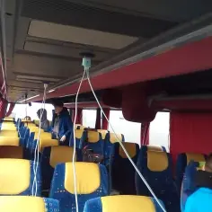 Czy w autokarach Sindbad są gniazdka? Sprawdź komfort podróży!