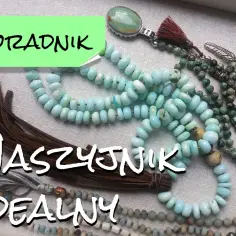 Różnorodne naszyjniki z kamieni szlachetnych, w tym błękitny naszyjnik z kamieniem szlachetnym i zielone koraliki.