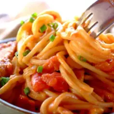 Prosty przepis na spaghetti z kurczakiem w sosie pomidorowym, który zachwyca
