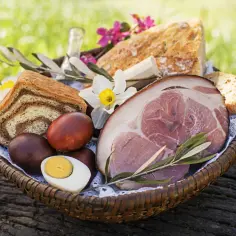 Koszyk wielkanocny z wędliną, jajkami i chlebem. Czy w Wielką Sobotę można jeść mięso? Tradycja mówi, że nie, ale to zależy od regionu i zwyczajów.
