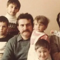Rodzina Wałęsów: Lech, Danuta i ich liczne pociechy. Ile dzieci ma Wałęsa? Na zdjęciu widać ich siedmioro.