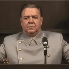 Russell Crowe w roli dyktatora w filmie. Jego surowa mina i wojskowy strój budzą grozę.