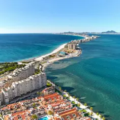 Widok z lotu ptaka na La Manga, Hiszpania. Długi, wąski pas lądu otoczony turkusowym morzem, z zabudowaniami i plażami.