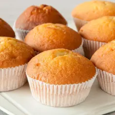 Złociste muffinki, idealne na uniwersalny przepis na muffinki. Puszyste i apetyczne, gotowe do dekoracji.