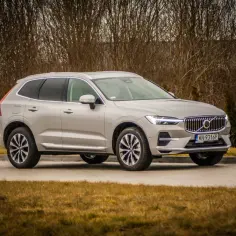 Srebrne Volvo XC60 na tle drzew. Gdzie jest akumulator w tym modelu?