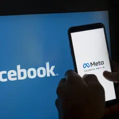 Chcesz wiedzieć, jak usunąć konto na FB na telefonie? Na ekranie telefonu widać logo Meta i Facebooka, obok logo Facebooka na większym ekranie.