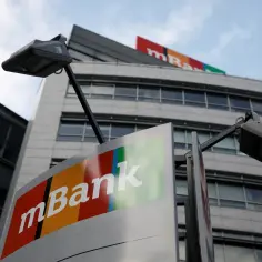 Logo mBank na tle nowoczesnego budynku biurowego.