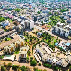 Widok z lotu ptaka na Bamako, stolicę Mali. Miasto tętni życiem, z wieloma budynkami, ulicami i zielenią.