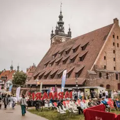 Wielki Młyn w Gdańsku, tłumy ludzi na festynie pod zabytkowym budynkiem.