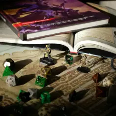 Księga D&D, kostki i figurki na mapie - wszystko gotowe do epickich **gier fabularnych**.