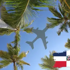 Palmy i błękitne niebo, cień samolotu i flaga Dominikany. Czas sprawdzić, ile się leci na Dominikanę!