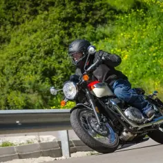 Jak przetrwać upał? Oto 7 sekretów letnich spodni motocyklowych