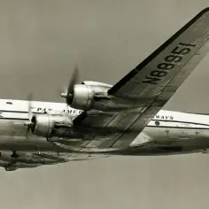 Samolot Pan Am Clipper Racer, numer rejestracyjny N88951, w locie. Ten samolot, znany jako lot 914, był częścią floty Pan American Airways.